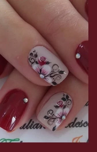 Decoracion de uñas de color rojos 2022