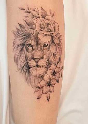 tatuajes de Leónes con Detalles Florales